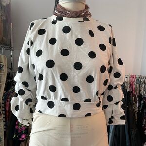 H&M cotton dotted top. Crew neck. Puff sleeve. Tie at center back waist.